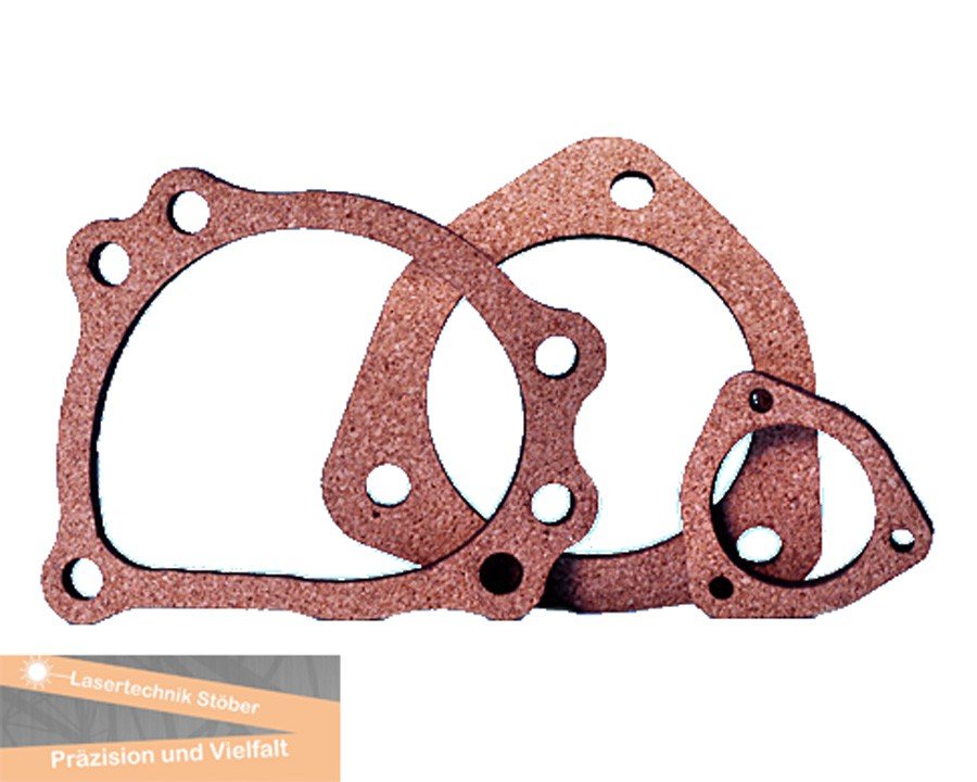 Drei Formdichtungen aus braunem Dichtmaterial mit exakten Bohrungen und Konturen – gefertigt per Lasertechnik