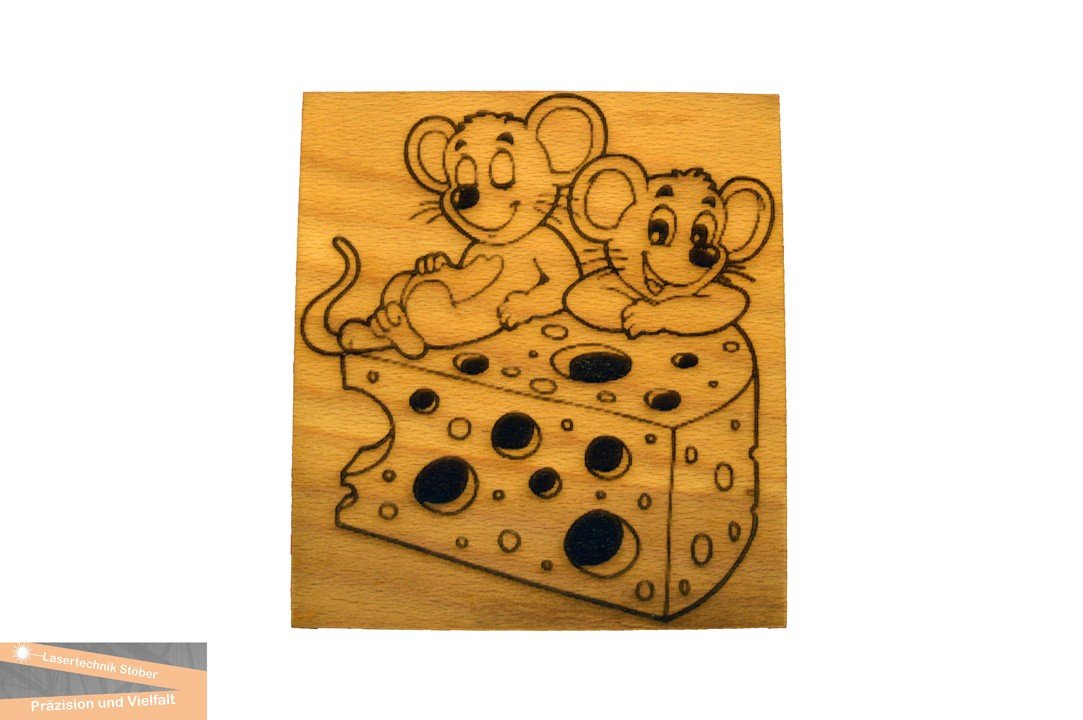 Graviertes Holzplättchen mit zwei Mäusen auf einem Käsestück – Beispiel für Lasergravur auf Naturmaterialien