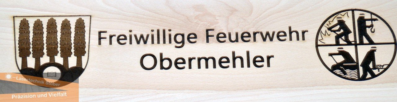 Holzschild mit Lasergravur „Freiwillige Feuerwehr Obermehler“ und Symbolen – Beispiel für feine Holzgravur