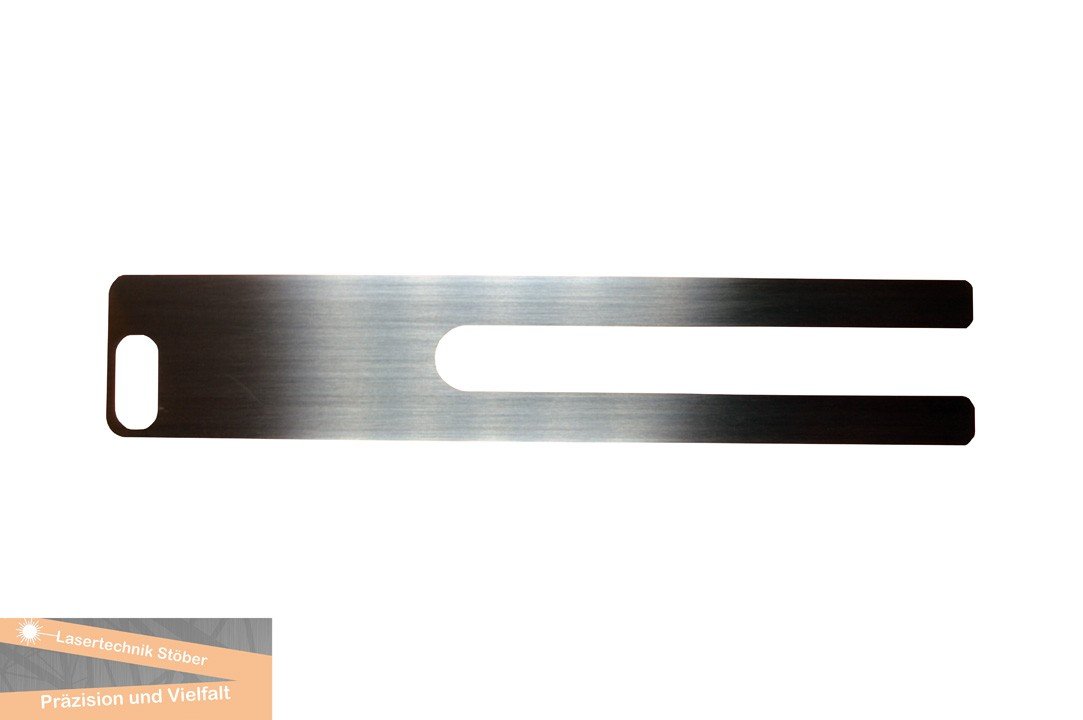 Gelasertes Metallblech mit langem Schlitz und abgerundetem Loch – Beispiel für technische Flachbauteile aus Edelstahl