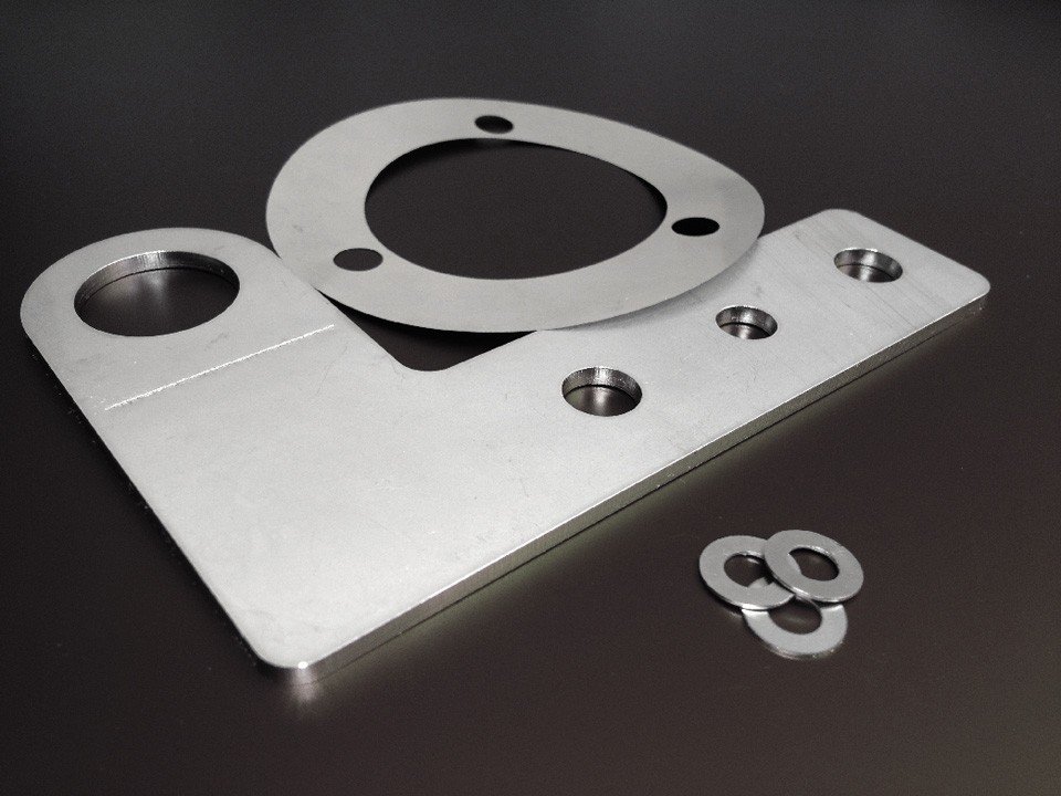 Lasergeschnittene oder gefräste Dichtungen und Flachteile aus Metall mit Bohrungen und Konturen