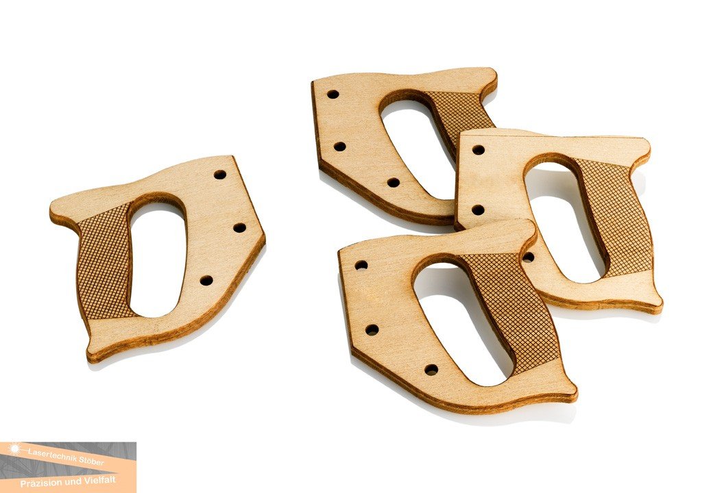 Vier gefräste und gelaserte Holzgriffe mit Bohrungen und strukturierter Oberfläche – Beispiel für präzise Holzbearbeitung mit Lasertechnik