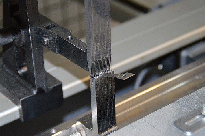 Detailaufnahme einer Metallbiegevorrichtung in der Blechbearbeitung