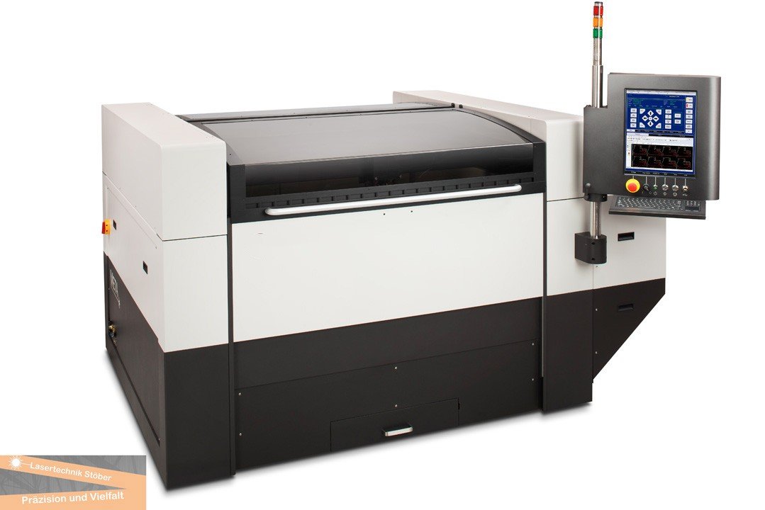 Moderne Laserschneidmaschine mit Steuerpult und Not-Aus-Schalter – geeignet für präzise Zuschnitte von Metall und Kunststoff