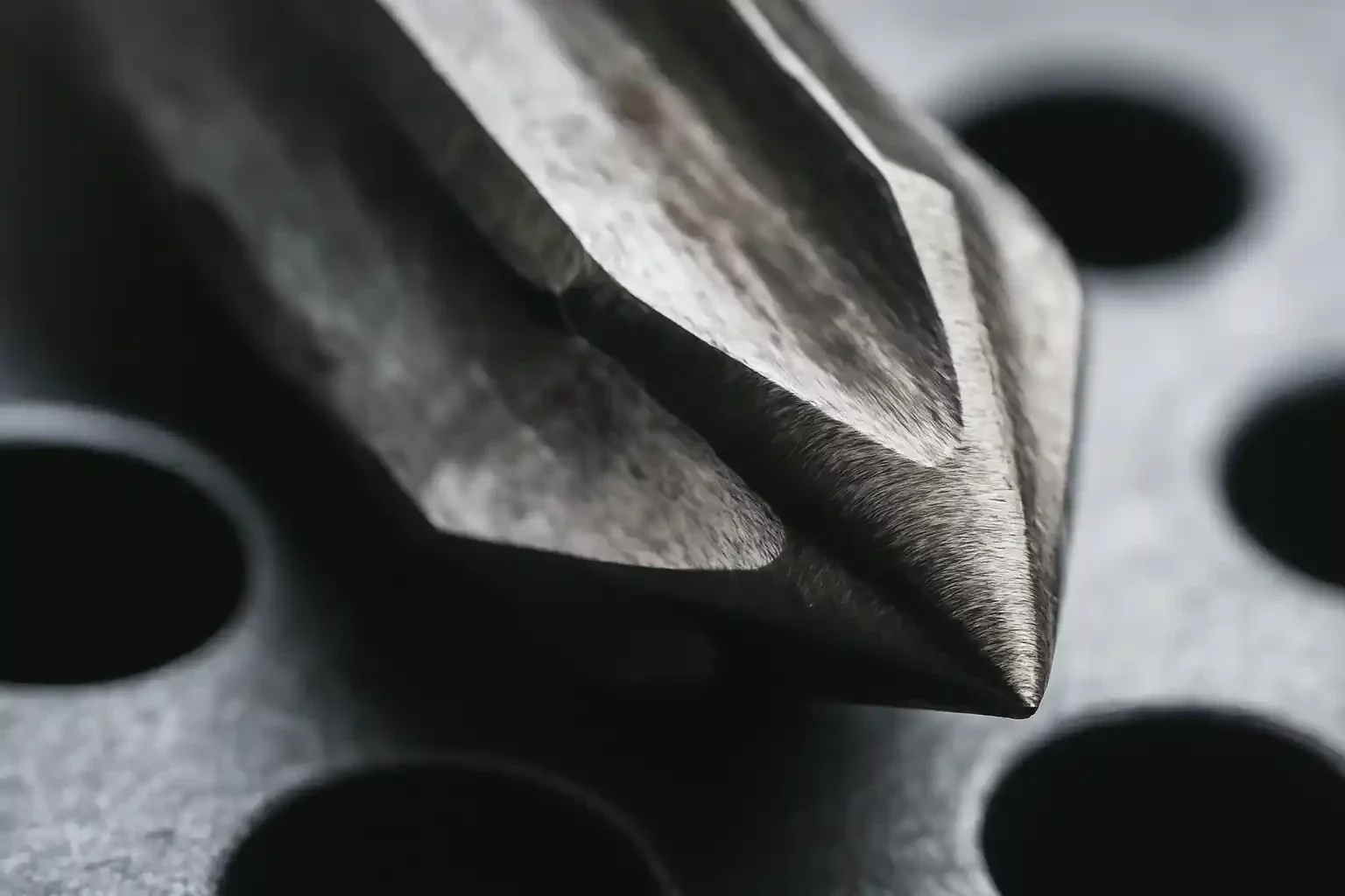 CNC-Kegelsenker in Makroaufnahme – präzise Senkung in Metallplatte