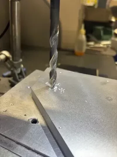 mechanische-bohrung-mit-spiralbohrer-auf-stahlplatte