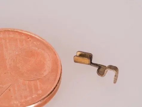 mikrobiegeteile-edelstahl-0-05mm-centvergleich