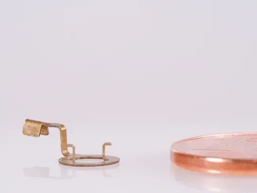 kleinbauteil-mikrobiegen-groessenvergleich-cent-1